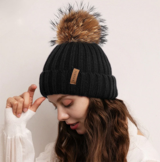 لماذا توضع الـ(بوم بوم) على القبعات؟ هل هي موضة أم تقليد؟ صورة رقم 12