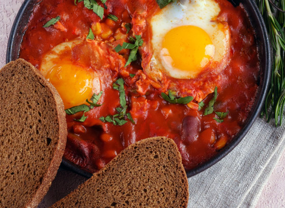 فواحة وحراقة ومستفزة للحواس.. إليكم وصفة العجة التونسية بالمرقاز صورة رقم 2