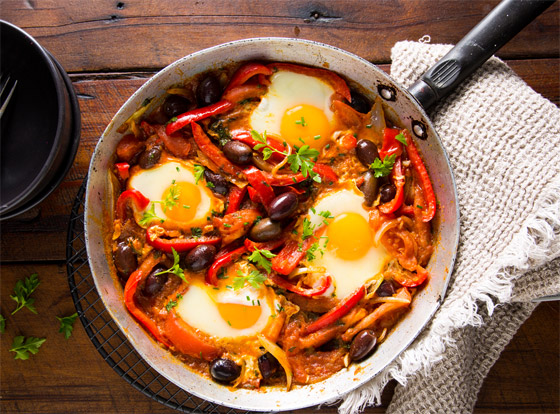 فواحة وحراقة ومستفزة للحواس.. إليكم وصفة العجة التونسية بالمرقاز صورة رقم 3