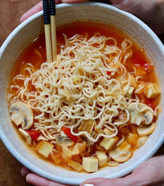 ملح سائل وكوكتيل الروبيان.. إليكم أغرب الأطعمة التي يتناولها رواد الفضاء صورة رقم 4 ملح سائل وكوكتيل الروبيان.. إليكم أغرب الأطعمة التي يتناولها رواد الفضاء صورة رقم 4