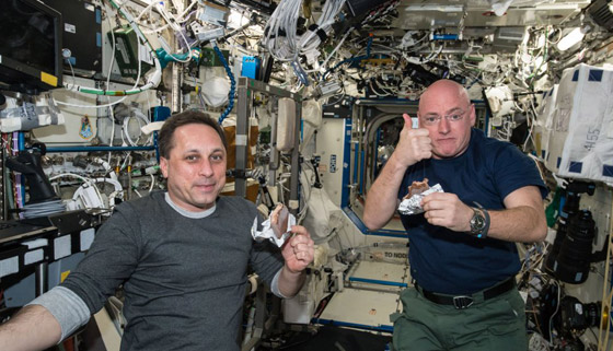 ملح سائل وكوكتيل الروبيان.. إليكم أغرب الأطعمة التي يتناولها رواد الفضاء صورة رقم 1 ملح سائل وكوكتيل الروبيان.. إليكم أغرب الأطعمة التي يتناولها رواد الفضاء صورة رقم 1