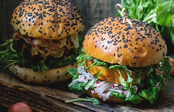 من البطاطا الحلوة والذرة والخضراوات.. إليكم وصفة البرغر النباتي الشهية صورة رقم 3