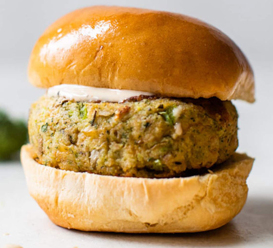 من البطاطا الحلوة والذرة والخضراوات.. إليكم وصفة البرغر النباتي الشهية صورة رقم 4