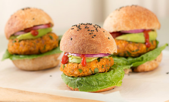 من البطاطا الحلوة والذرة والخضراوات.. إليكم وصفة البرغر النباتي الشهية صورة رقم 5