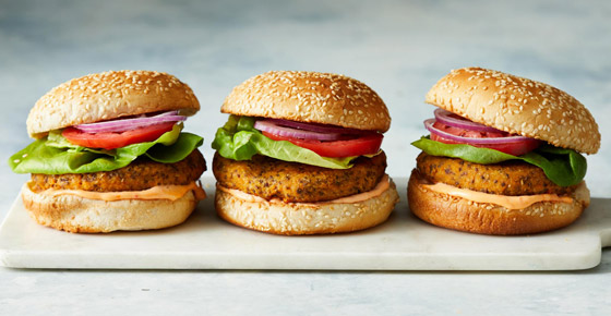 من البطاطا الحلوة والذرة والخضراوات.. إليكم وصفة البرغر النباتي الشهية صورة رقم 6