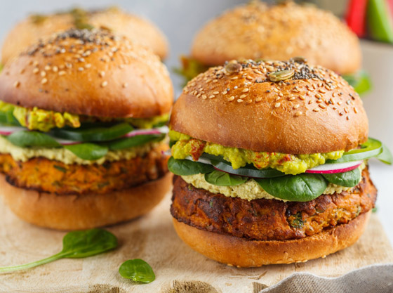 من البطاطا الحلوة والذرة والخضراوات.. إليكم وصفة البرغر النباتي الشهية صورة رقم 7