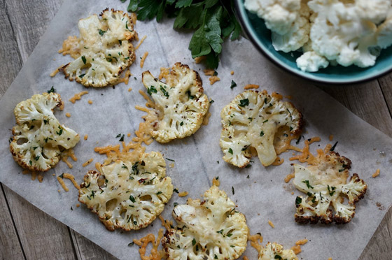 إليكم وصفة رقائق القرنبيط بالثوم والأعشاب.. وجبة مبتكرة على مائدتكم صورة رقم 2