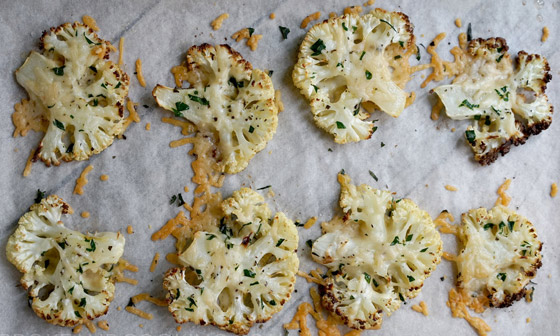 إليكم وصفة رقائق القرنبيط بالثوم والأعشاب.. وجبة مبتكرة على مائدتكم صورة رقم 4