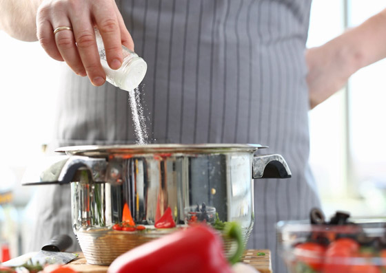 أضفتم الكثير من الملح إلى الطعام؟ إليكم 10 حيل لمعالجة الخطأ! صورة رقم 1 أضفتم الكثير من الملح إلى الطعام؟ إليكم 10 حيل لمعالجة الخطأ! صورة رقم 1