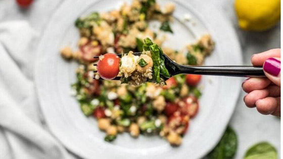 وصفة سلطة السبانخ والحمص والكينوا صورة رقم 1