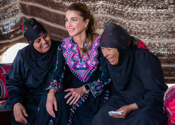 الثوب الأردني التقليدي على الملكة رانيا: التراث الأصيل في أبهى صوره صورة رقم 1 الثوب الأردني التقليدي على الملكة رانيا: التراث الأصيل في أبهى صوره صورة رقم 1