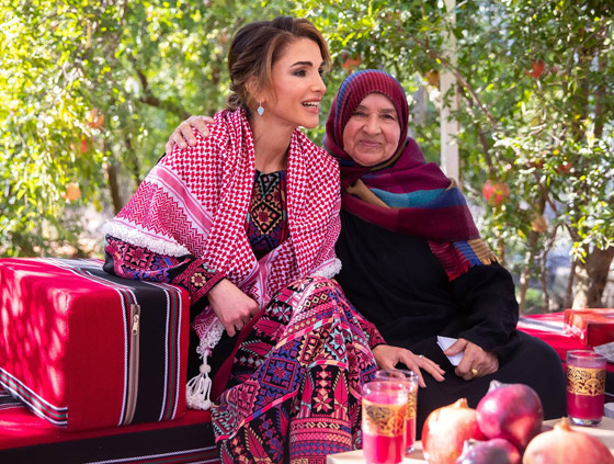 الثوب الأردني التقليدي على الملكة رانيا: التراث الأصيل في أبهى صوره صورة رقم 2 الثوب الأردني التقليدي على الملكة رانيا: التراث الأصيل في أبهى صوره صورة رقم 2