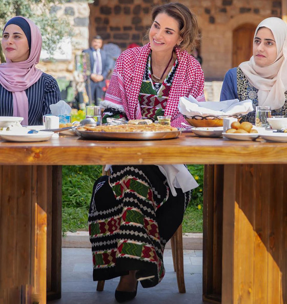 الثوب الأردني التقليدي على الملكة رانيا: التراث الأصيل في أبهى صوره صورة رقم 10 الثوب الأردني التقليدي على الملكة رانيا: التراث الأصيل في أبهى صوره صورة رقم 10