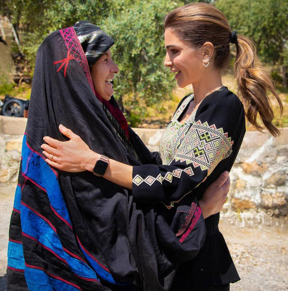 الثوب الأردني التقليدي على الملكة رانيا: التراث الأصيل في أبهى صوره صورة رقم 11 الثوب الأردني التقليدي على الملكة رانيا: التراث الأصيل في أبهى صوره صورة رقم 11