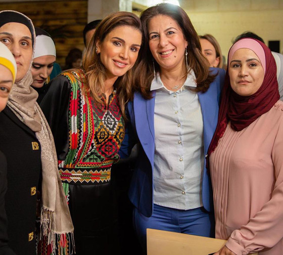 الثوب الأردني التقليدي على الملكة رانيا: التراث الأصيل في أبهى صوره صورة رقم 12 الثوب الأردني التقليدي على الملكة رانيا: التراث الأصيل في أبهى صوره صورة رقم 12