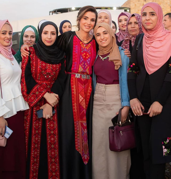 الثوب الأردني التقليدي على الملكة رانيا: التراث الأصيل في أبهى صوره صورة رقم 3 الثوب الأردني التقليدي على الملكة رانيا: التراث الأصيل في أبهى صوره صورة رقم 3