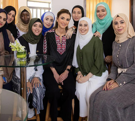 الثوب الأردني التقليدي على الملكة رانيا: التراث الأصيل في أبهى صوره صورة رقم 14 الثوب الأردني التقليدي على الملكة رانيا: التراث الأصيل في أبهى صوره صورة رقم 14