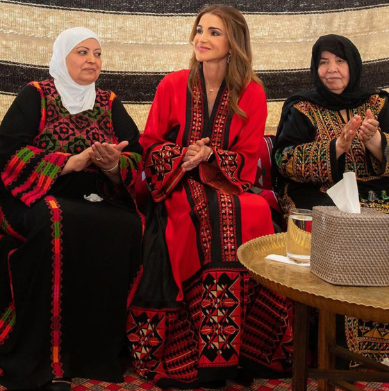 الثوب الأردني التقليدي على الملكة رانيا: التراث الأصيل في أبهى صوره صورة رقم 7 الثوب الأردني التقليدي على الملكة رانيا: التراث الأصيل في أبهى صوره صورة رقم 7