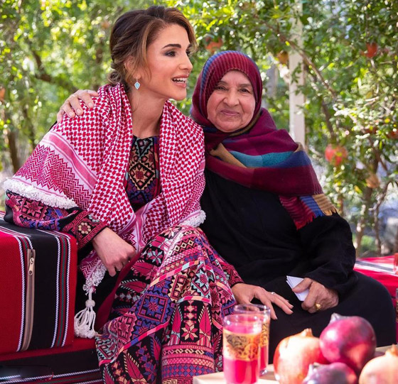 الثوب الأردني التقليدي على الملكة رانيا: التراث الأصيل في أبهى صوره صورة رقم 15 الثوب الأردني التقليدي على الملكة رانيا: التراث الأصيل في أبهى صوره صورة رقم 15