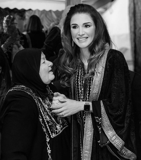 الثوب الأردني التقليدي على الملكة رانيا: التراث الأصيل في أبهى صوره صورة رقم 16 الثوب الأردني التقليدي على الملكة رانيا: التراث الأصيل في أبهى صوره صورة رقم 16