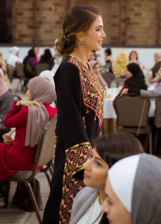 الثوب الأردني التقليدي على الملكة رانيا: التراث الأصيل في أبهى صوره صورة رقم 17 الثوب الأردني التقليدي على الملكة رانيا: التراث الأصيل في أبهى صوره صورة رقم 17