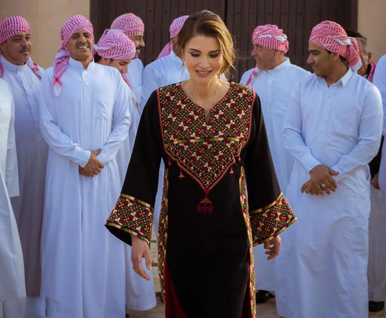 الثوب الأردني التقليدي على الملكة رانيا: التراث الأصيل في أبهى صوره صورة رقم 4 الثوب الأردني التقليدي على الملكة رانيا: التراث الأصيل في أبهى صوره صورة رقم 4