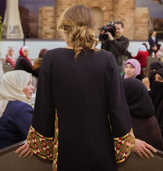 الثوب الأردني التقليدي على الملكة رانيا: التراث الأصيل في أبهى صوره صورة رقم 18 الثوب الأردني التقليدي على الملكة رانيا: التراث الأصيل في أبهى صوره صورة رقم 18