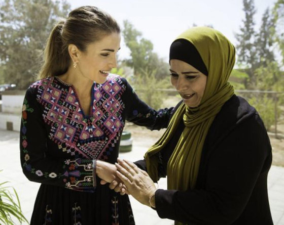 الثوب الأردني التقليدي على الملكة رانيا: التراث الأصيل في أبهى صوره صورة رقم 21 الثوب الأردني التقليدي على الملكة رانيا: التراث الأصيل في أبهى صوره صورة رقم 21