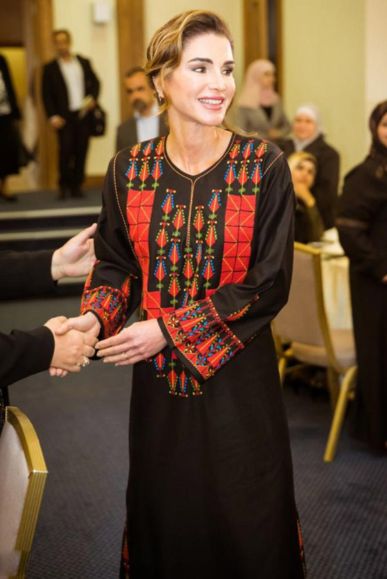 الثوب الأردني التقليدي على الملكة رانيا: التراث الأصيل في أبهى صوره صورة رقم 22 الثوب الأردني التقليدي على الملكة رانيا: التراث الأصيل في أبهى صوره صورة رقم 22