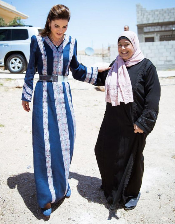 الثوب الأردني التقليدي على الملكة رانيا: التراث الأصيل في أبهى صوره صورة رقم 23 الثوب الأردني التقليدي على الملكة رانيا: التراث الأصيل في أبهى صوره صورة رقم 23