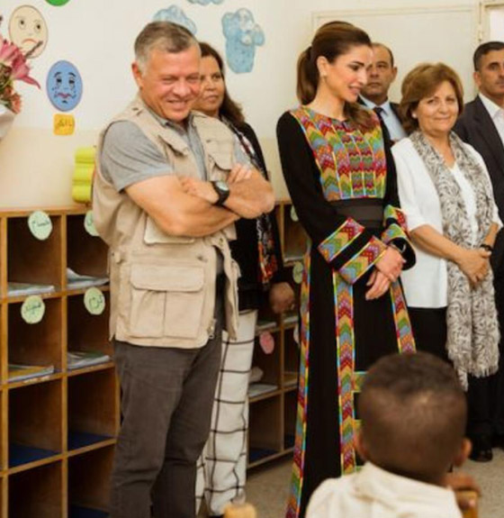 الثوب الأردني التقليدي على الملكة رانيا: التراث الأصيل في أبهى صوره صورة رقم 24 الثوب الأردني التقليدي على الملكة رانيا: التراث الأصيل في أبهى صوره صورة رقم 24