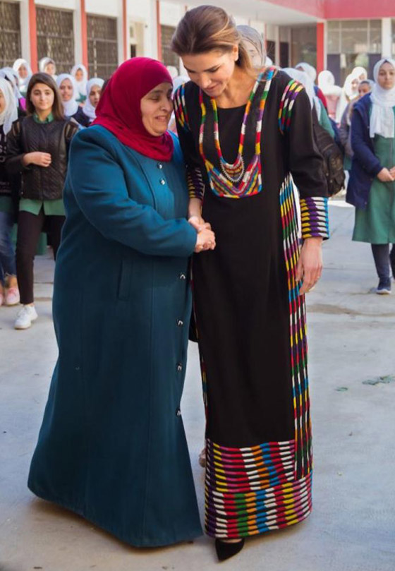 الثوب الأردني التقليدي على الملكة رانيا: التراث الأصيل في أبهى صوره صورة رقم 25 الثوب الأردني التقليدي على الملكة رانيا: التراث الأصيل في أبهى صوره صورة رقم 25