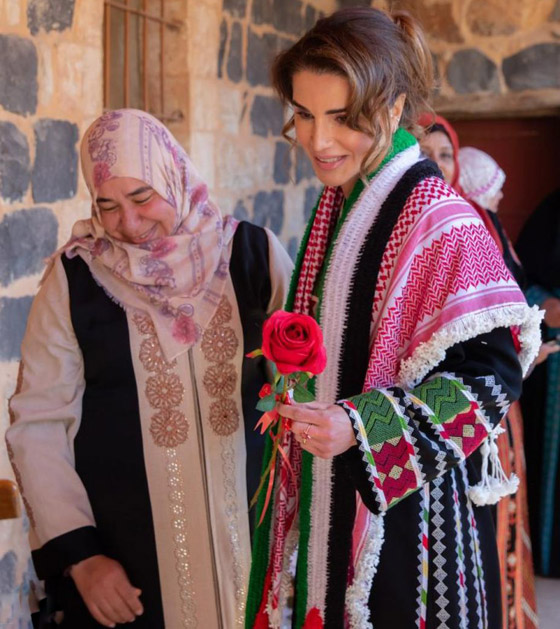 الثوب الأردني التقليدي على الملكة رانيا: التراث الأصيل في أبهى صوره صورة رقم 26 الثوب الأردني التقليدي على الملكة رانيا: التراث الأصيل في أبهى صوره صورة رقم 26