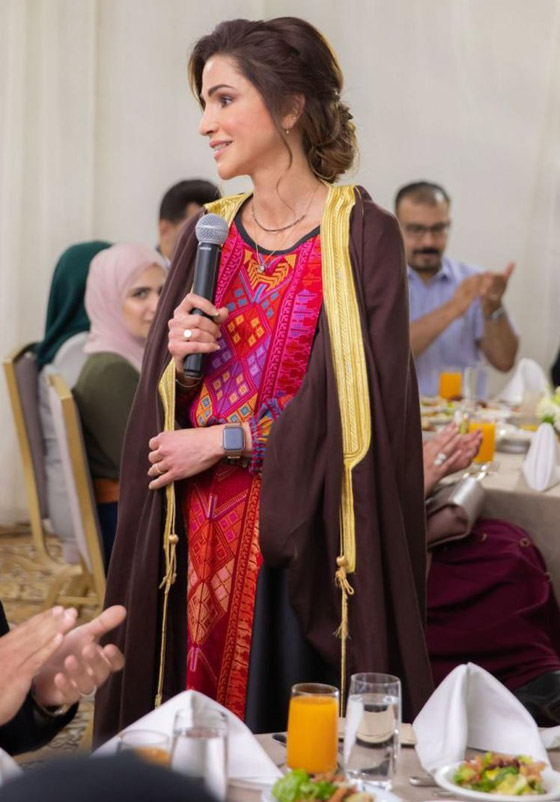 الثوب الأردني التقليدي على الملكة رانيا: التراث الأصيل في أبهى صوره صورة رقم 6 الثوب الأردني التقليدي على الملكة رانيا: التراث الأصيل في أبهى صوره صورة رقم 6