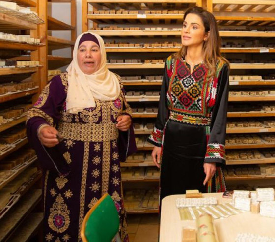 الثوب الأردني التقليدي على الملكة رانيا: التراث الأصيل في أبهى صوره صورة رقم 28 الثوب الأردني التقليدي على الملكة رانيا: التراث الأصيل في أبهى صوره صورة رقم 28