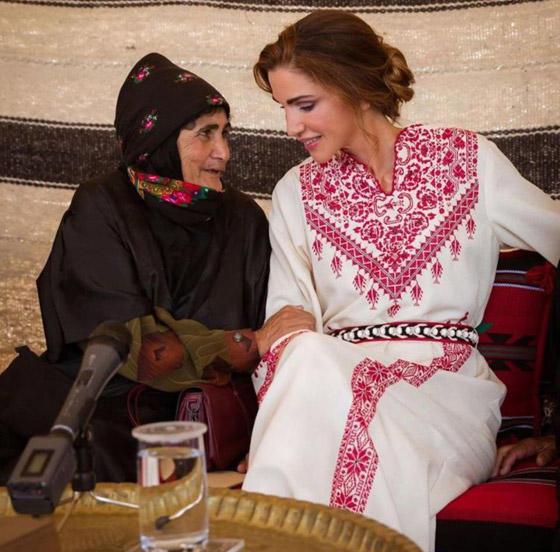 الثوب الأردني التقليدي على الملكة رانيا: التراث الأصيل في أبهى صوره صورة رقم 29 الثوب الأردني التقليدي على الملكة رانيا: التراث الأصيل في أبهى صوره صورة رقم 29