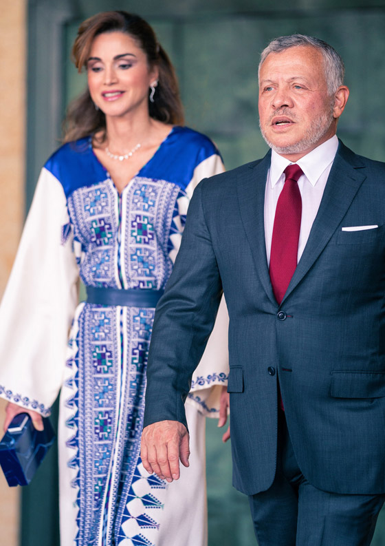 الثوب الأردني التقليدي على الملكة رانيا: التراث الأصيل في أبهى صوره صورة رقم 5 الثوب الأردني التقليدي على الملكة رانيا: التراث الأصيل في أبهى صوره صورة رقم 5