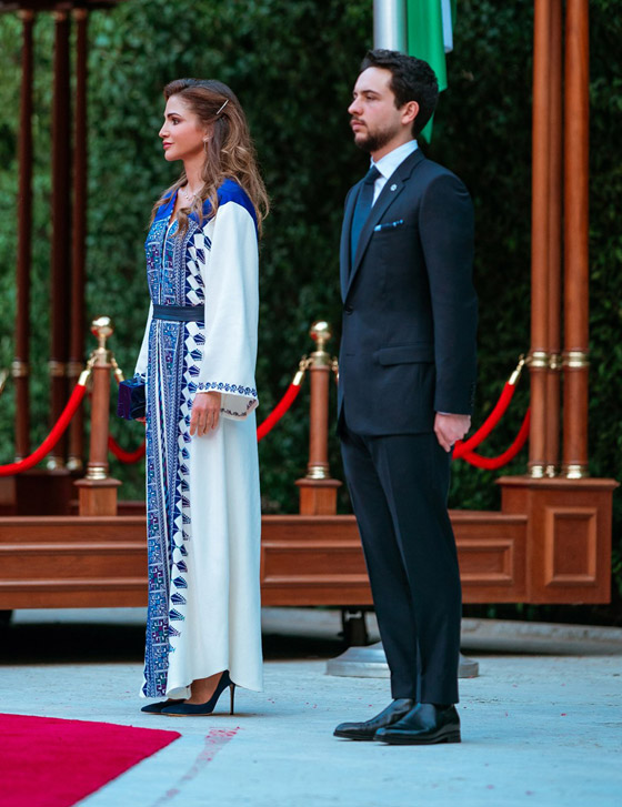 الثوب الأردني التقليدي على الملكة رانيا: التراث الأصيل في أبهى صوره صورة رقم 30 الثوب الأردني التقليدي على الملكة رانيا: التراث الأصيل في أبهى صوره صورة رقم 30