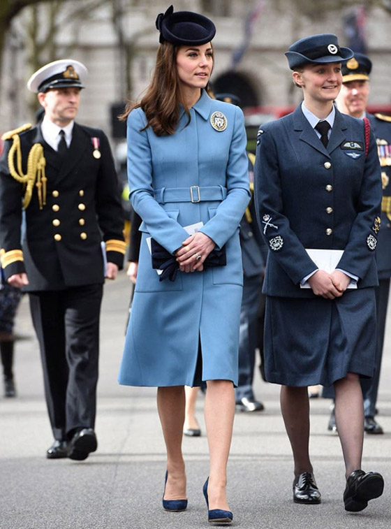 بالصور: إليكم 10 إطلالات تختصر مسيرة وأناقة الدوقة كيت ميدلتون صورة رقم 4 بالصور: إليكم 10 إطلالات تختصر مسيرة وأناقة الدوقة كيت ميدلتون صورة رقم 4