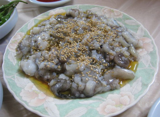 جبن باليرقات ومقبلات من العناكب.. إليكم أشهر الأطعمة الغريبة حول العالم صورة رقم 5