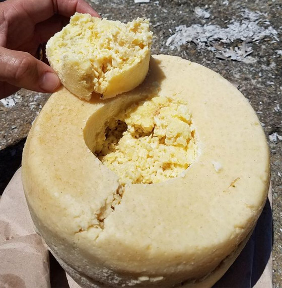 جبن باليرقات ومقبلات من العناكب.. إليكم أشهر الأطعمة الغريبة حول العالم صورة رقم 6