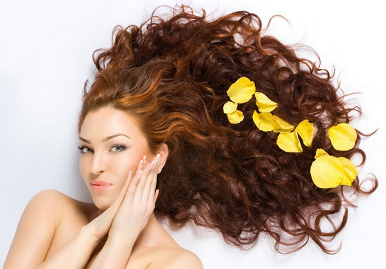 إليكم 4 خلطات أقنعة منزلية تعتني بأنواع الشعر المختلفة هذا الربيع صورة رقم 2