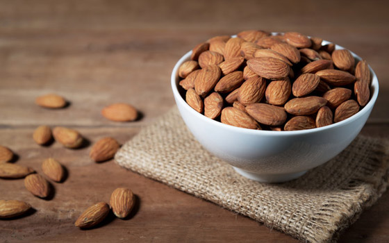 فوائد اللوز لا تحصى! حفنة منه تقي من جفاف الجلد وتؤخر شيخوخته صورة رقم 7 فوائد اللوز لا تحصى! حفنة منه تقي من جفاف الجلد وتؤخر شيخوخته صورة رقم 7