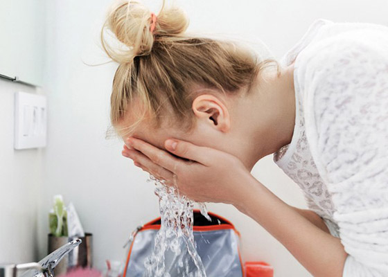 كم مرة يجب أن تغسل وجهك في اليوم؟ وبالماء البارد أو الساخن؟ صورة رقم 3