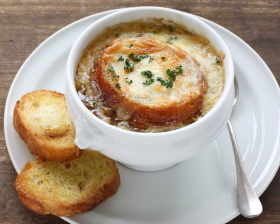 إليكم طريقة تحضير شوربة البصل الأخضر اللذيذة لسفرة إفطار رمضان صورة رقم 1