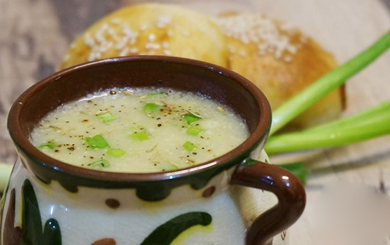 إليكم طريقة تحضير شوربة البصل الأخضر اللذيذة لسفرة إفطار رمضان صورة رقم 5