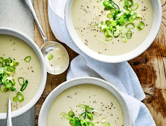 إليكم طريقة تحضير شوربة البصل الأخضر اللذيذة لسفرة إفطار رمضان صورة رقم 7