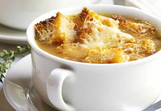 إليكم طريقة تحضير شوربة البصل الأخضر اللذيذة لسفرة إفطار رمضان صورة رقم 3