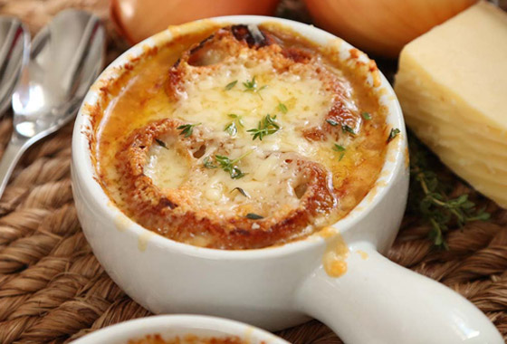 إليكم طريقة تحضير شوربة البصل الأخضر اللذيذة لسفرة إفطار رمضان صورة رقم 4