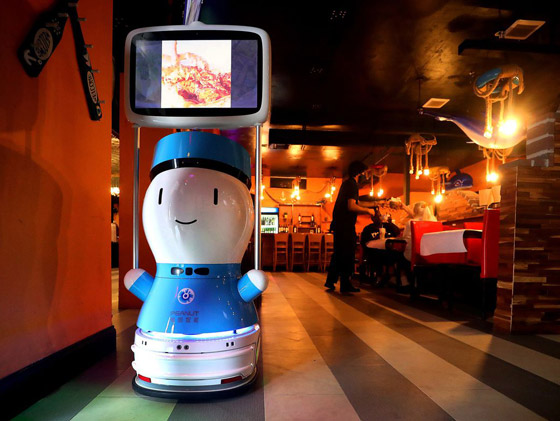 صور: مطعم أمريكي يوظف روبوتات لخدمة الزبائن لقلة الجرسونات! هل سيطالبك النادل الإلكتروني بالبقشيش؟ صورة رقم 1 صور: مطعم أمريكي يوظف روبوتات لخدمة الزبائن لقلة الجرسونات! هل سيطالبك النادل الإلكتروني بالبقشيش؟ صورة رقم 1